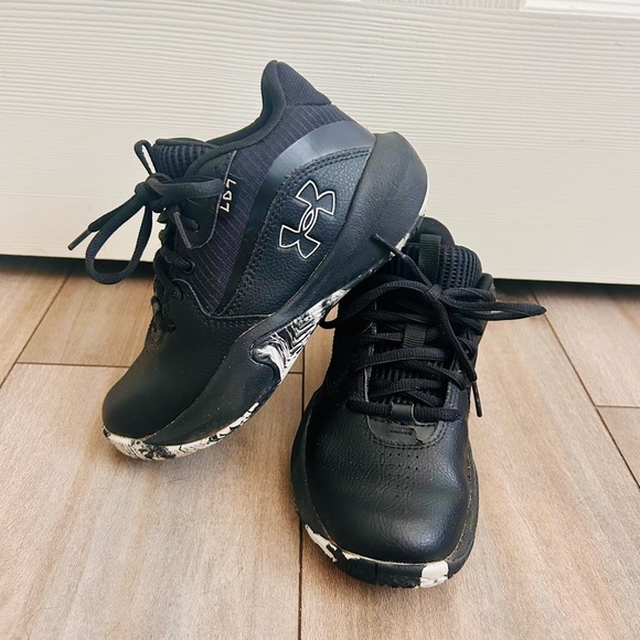 Under Armour Lockdown 7 Black and White Kids Sneakers Size 1Y - Picture 1 of 10